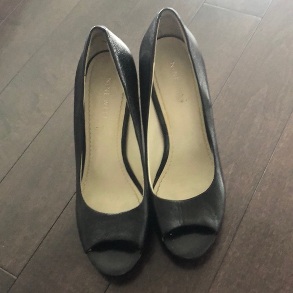 Black peep toe heels with white platform - Picture 3 of 9